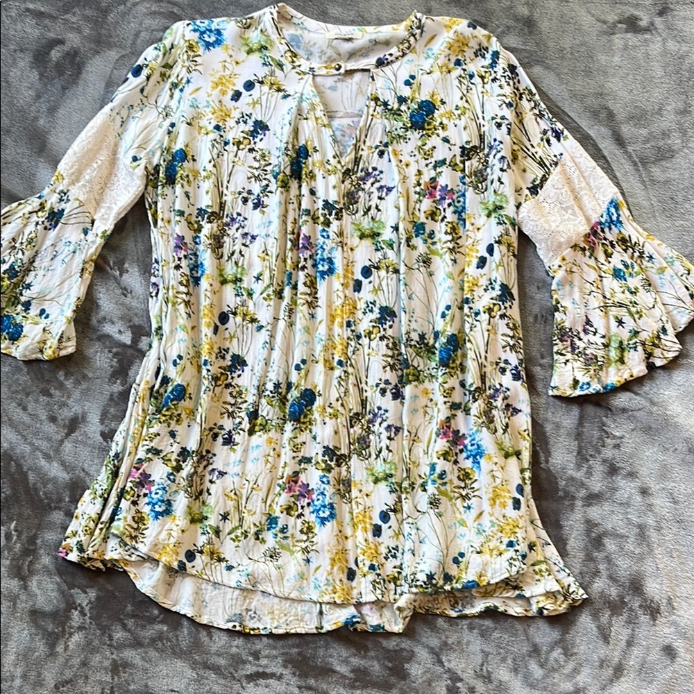 Umgee Cream and Blue Floral Boho Flowy Tunic with Ruffled Sleeves EUC Small